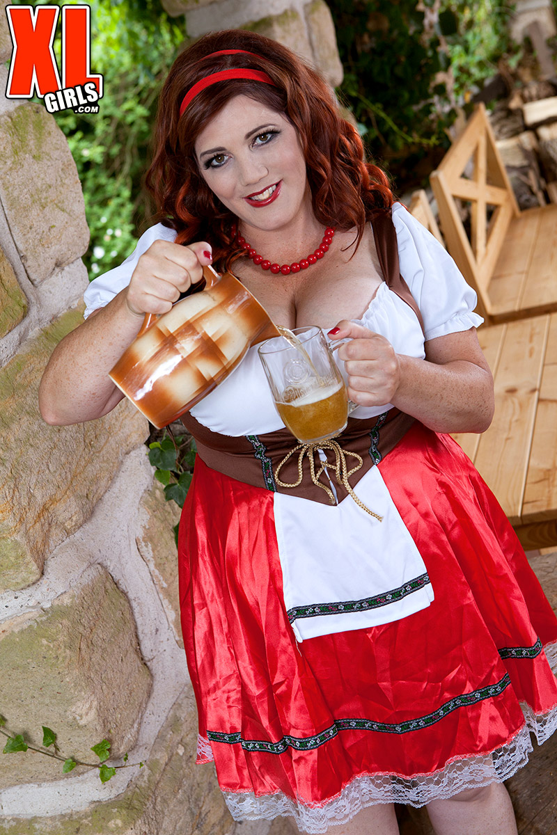Roxee's Beer Garden Of Big Boobs - Photo 4 featuring Roxee Robinson